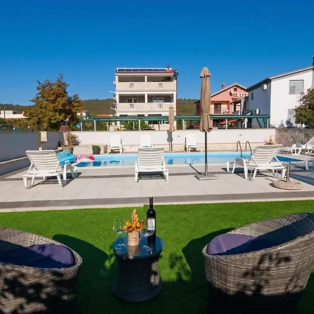 Tony With Private Pool Apartment